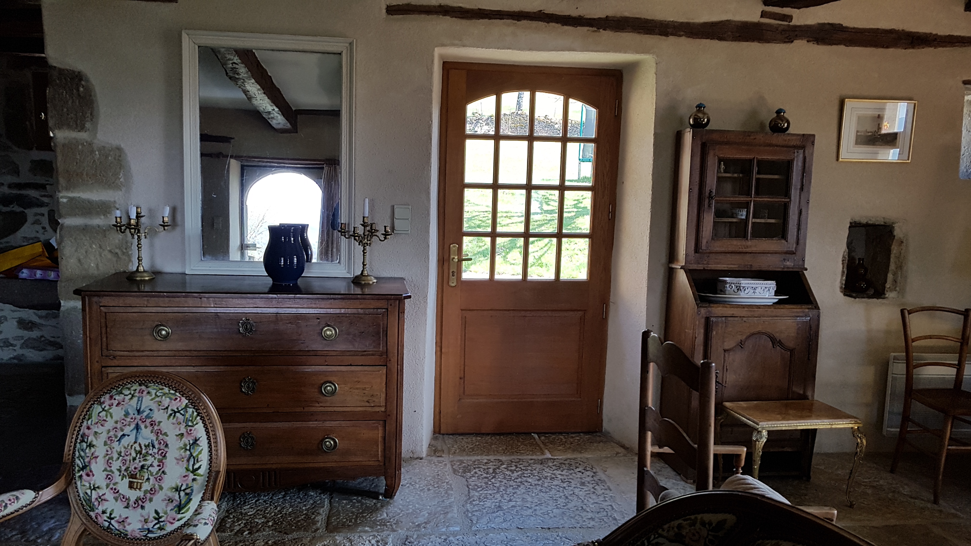 Salon avec accés à la terrasse